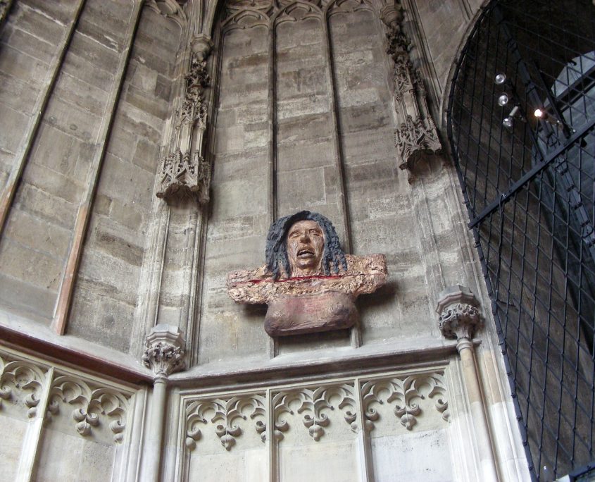 Foto: Restituta Büste von Hrdlicka in der Kapelle, Teile der Seitenwände der Kapelle sind sichtbar