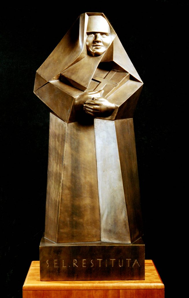 Bronzestatue: Restituta mit Kreuz, auf Sockel mit Aufschrift "sel. Restituta"