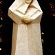 Kalksteinstatue: Restituta mit Kreuz, auf Sockel mit Aufschrift "sel. Restituta"