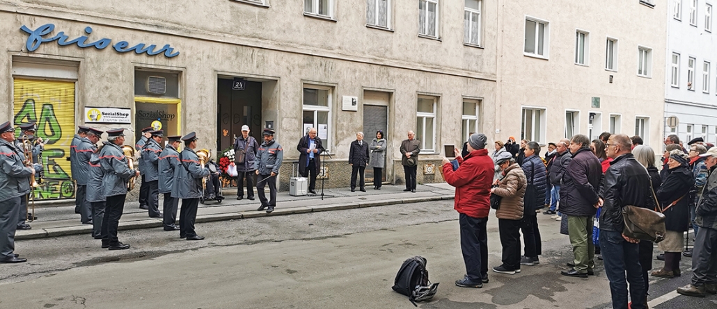 Vor Helen Kafkas Wohnhaus Denisgasse 24, 1200 Wien, begrüßt Dr. Winfried R. Garscha die Teilnehmer:innen des Gedenkrundgangs, darunter die Gruppe von Gästen aus Brünn