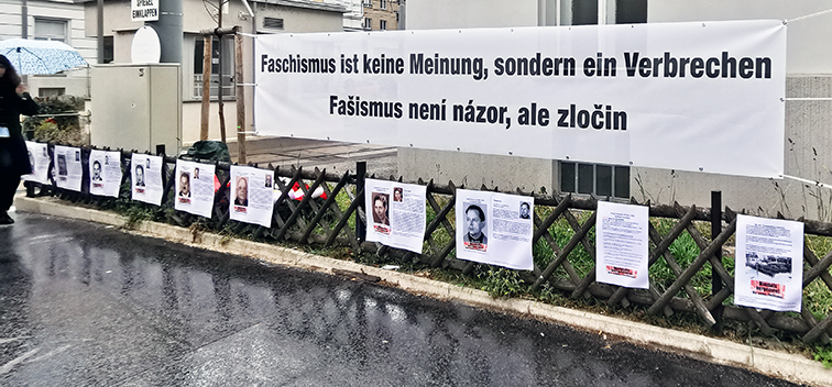 Banner mit Aufschrift in deutscher und tschechischer Sprache: Faschismus ist keine Meinung, sondern ein Verbrechen. Darunter Kurzporträts mit Fotos der sechs enthaupteten Straßenbahner