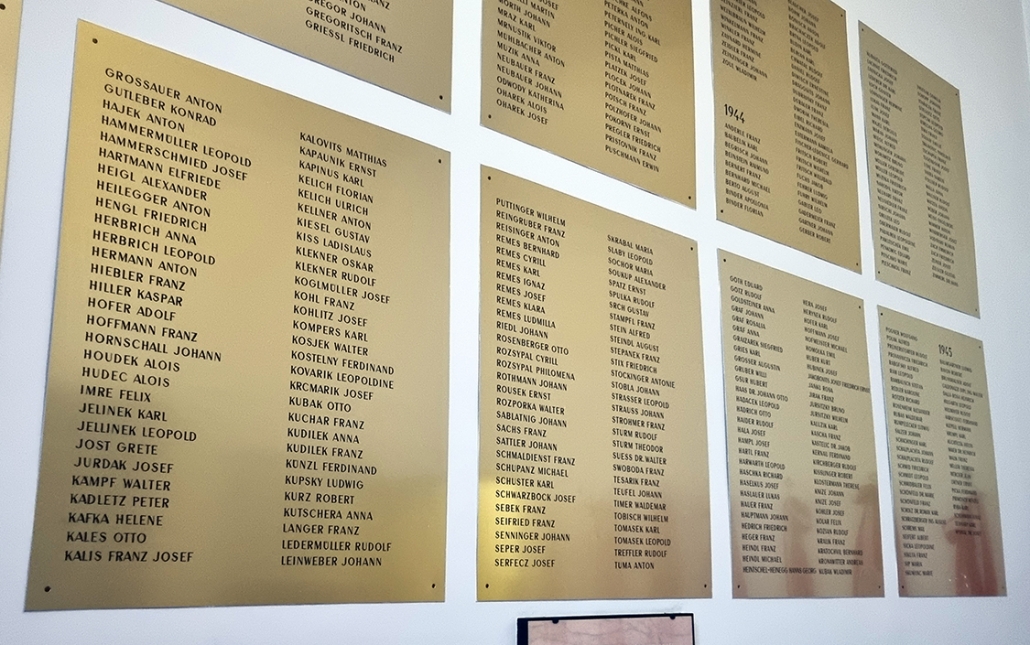 Gedenktafeln mit Namen der im Landesgericht für Strafsachen Wien von den Nationalsozialisten hingerichteten politischen Opfer, im Jahr 1943 u.a. Kafka Helene und Remes Ludmilla
