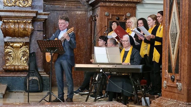 Pfarrer Heinz Purrer singt mit seiner Band "sing and pray" in der Wiener Franziskanerkirche
